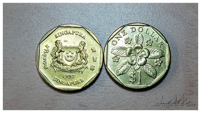 Đồng 1 dollar Singapore & bức tranh Tam Dương Khai Thái làng Đông Hồ