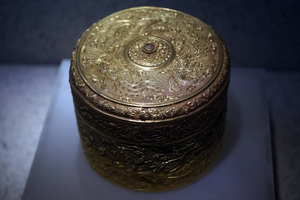 Hình phượng trang trí trên hộp trầu bằng vàng thời Nguyễn